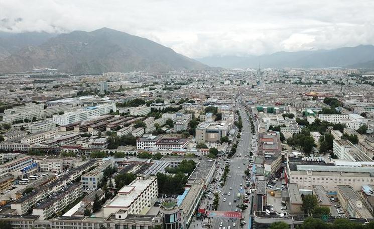 8??10日無人機(jī)拍攝的拉薩城市一景???新華社記??? 王益?? ??.jpg