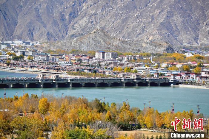 10月25日，被秋色點綴的拉薩河。　江飛波 攝