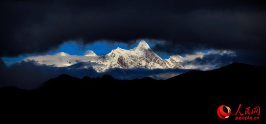 南迦巴瓦峰遠(yuǎn)眺。次仁羅布 攝