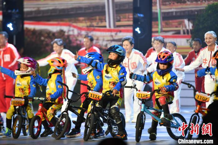 圖為拉薩市春節(jié)藏歷新年聯(lián)歡晚會(huì)錄制現(xiàn)場(chǎng)。　貢嘎來松 攝