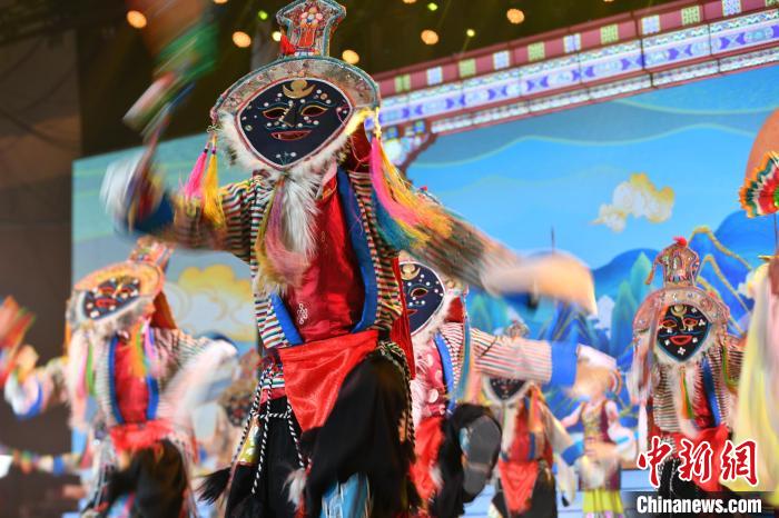 圖為演員在聯(lián)歡晚會(huì)上表演?！∝暩聛硭?攝