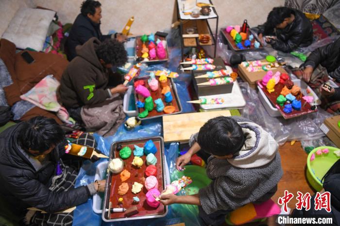 圖為拉薩手藝人制作年貨酥油花?！∝暩聛硭?攝