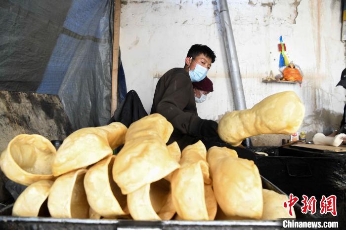 圖為拉薩手藝人制作藏歷新年供品“德卡”?！∝暩聛硭?攝