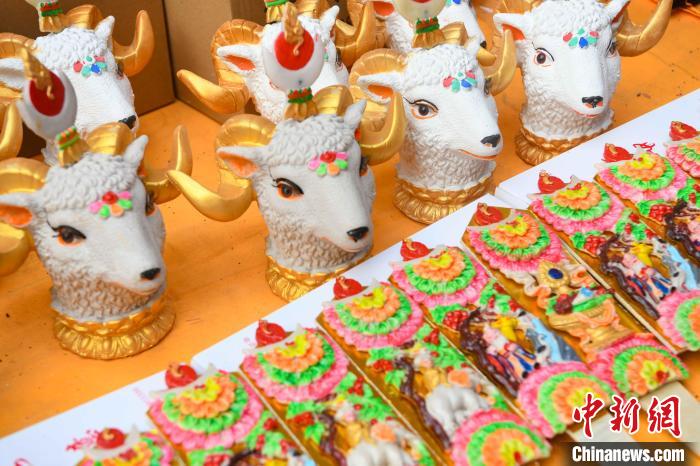 圖為拉薩市場上待售的吉祥羊頭?！∝暩聛硭?攝