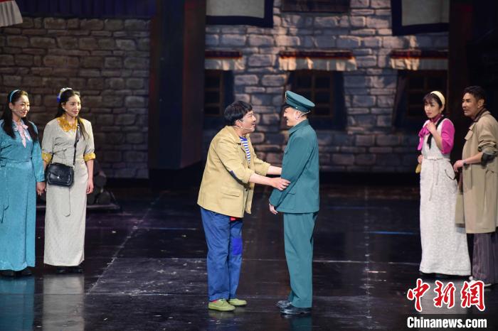圖為西藏本土話劇《八廓街北院》演出現(xiàn)場(chǎng)。　劉瑤 攝