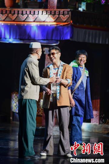 圖為西藏本土話劇《八廓街北院》演出現(xiàn)場(chǎng)?！∝暩聛?lái)松 攝