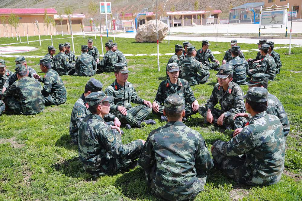 官兵正在開展“讀書分享”交流活動(dòng)。