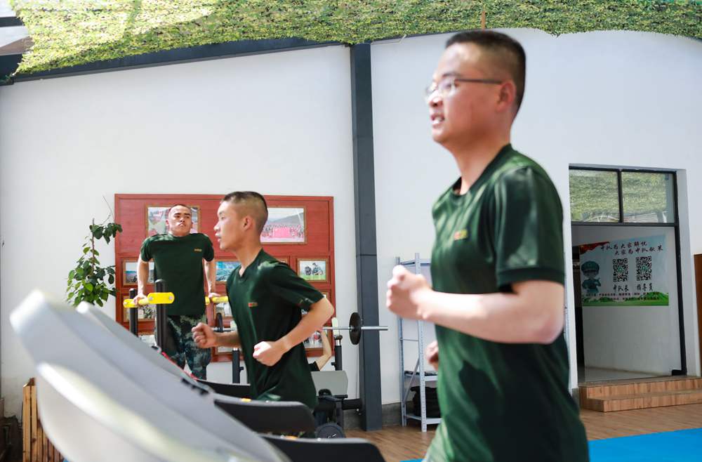 官兵正在新配發(fā)的跑步機(jī)上運(yùn)動(dòng)。