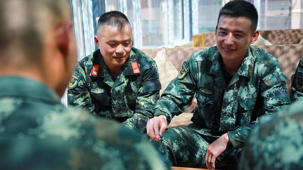 官兵正在陽光棚內(nèi)優(yōu)雅的環(huán)境中下象棋。