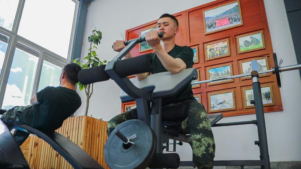 官兵正在陽光棚內(nèi)自我健身。