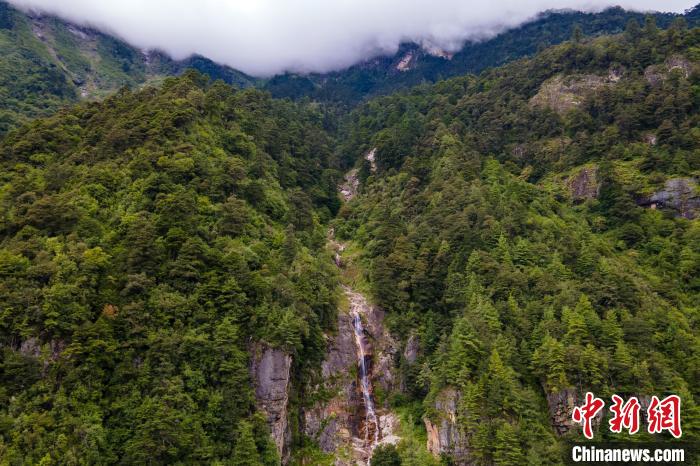 勒布溝的瀑布?！〗w波 攝