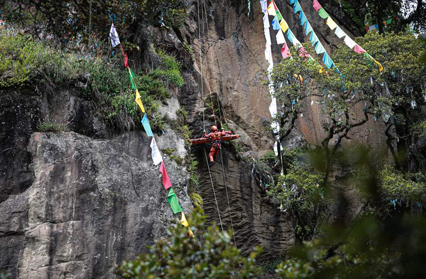 被困人員垂直提拉至安全位置。西繞拉翁攝