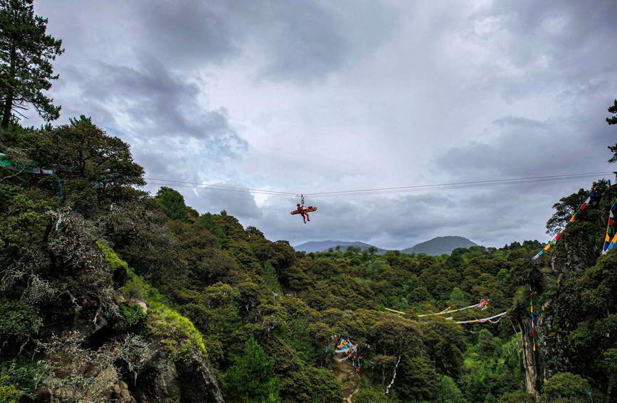 救援實戰(zhàn)訓練中，消防員在云中漫步。西繞拉翁攝