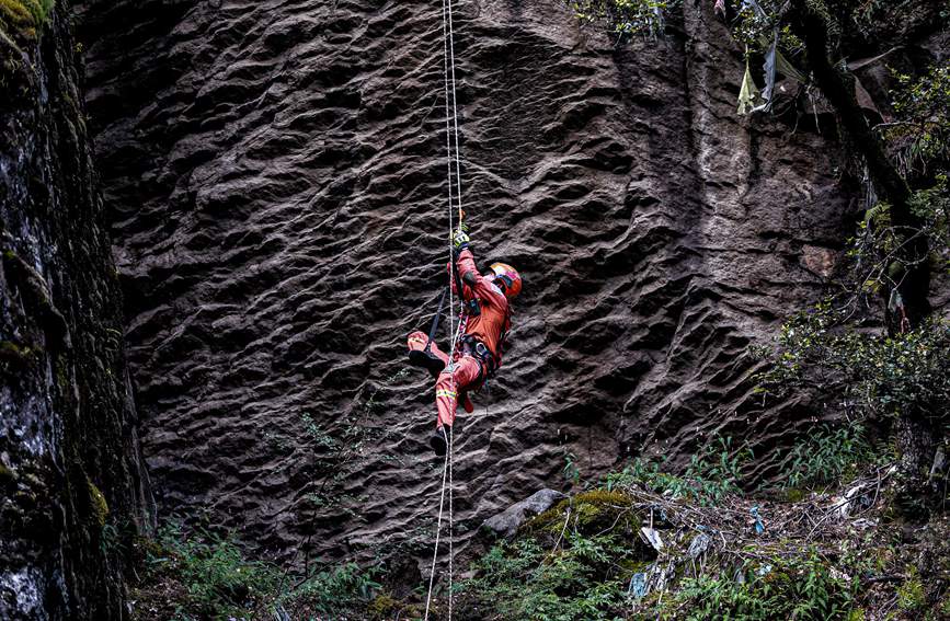 救援實戰(zhàn)訓練中，消防員垂直攀爬。西繞拉翁攝
