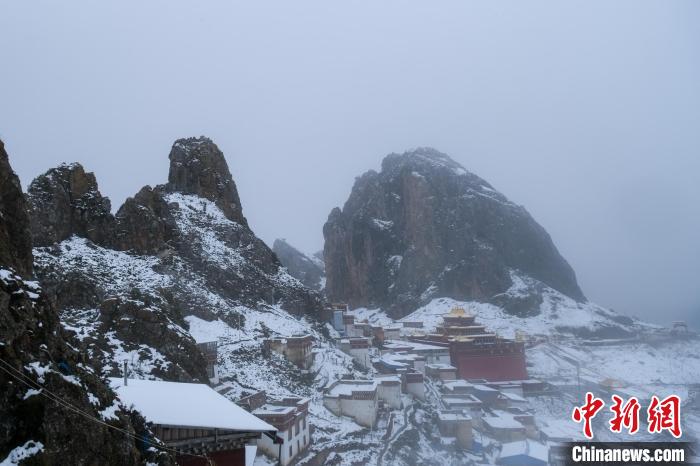雍仲苯教孜珠寺風(fēng)光?！〗w波 攝