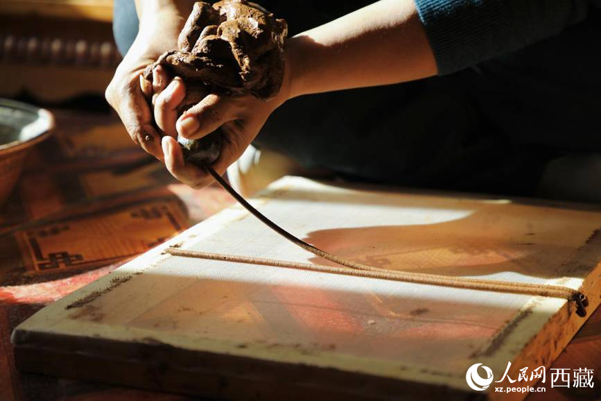 制作藏香過程。人民網(wǎng)記者 次仁羅布攝