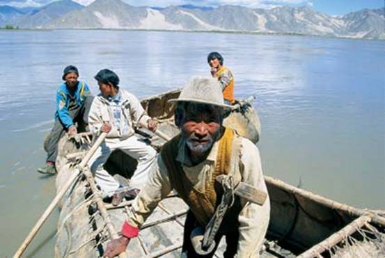 1圖 拉薩渡口的牛皮船。圖片來源《中國西藏》雜志.jpg