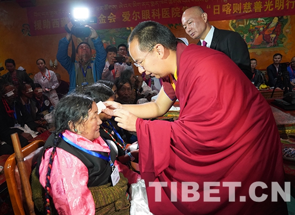 3圖 十一世班禪為益西拉姆（左一）揭紗。攝影：王淑.JPG