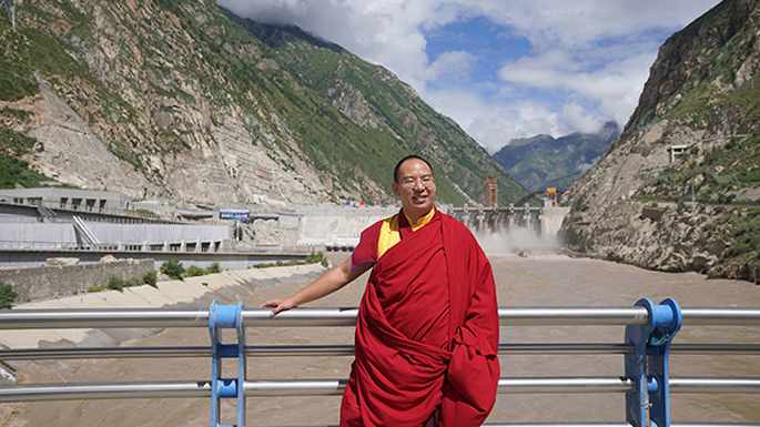 十一世班禪在藏木水電站前留影。攝影：王淑.JPG