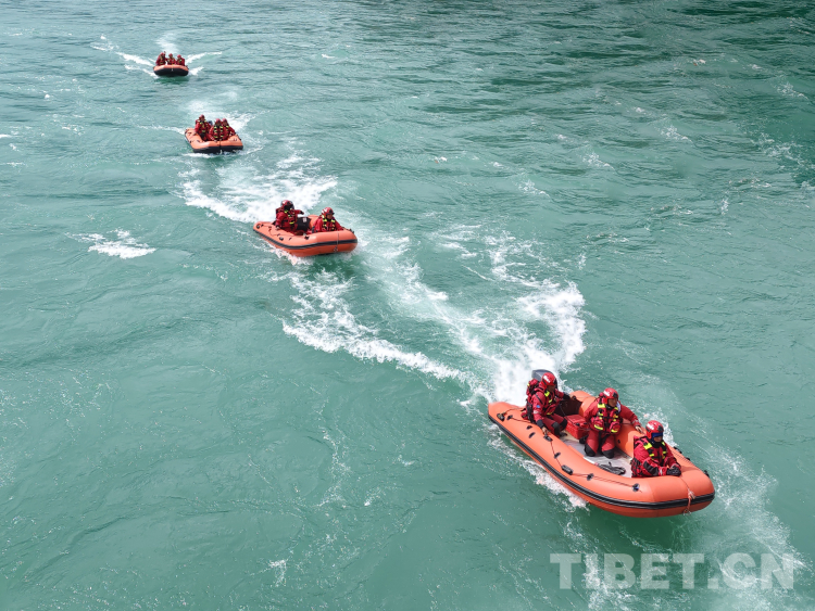 圖為舟艇一字型前進(jìn)編隊(duì)訓(xùn)練.jpg 圖為舟艇一字型前進(jìn)編隊(duì)訓(xùn)練.jpg