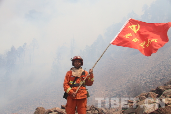 圖為嘎瑪珠杰在火場(chǎng)一線(xiàn).jpg
