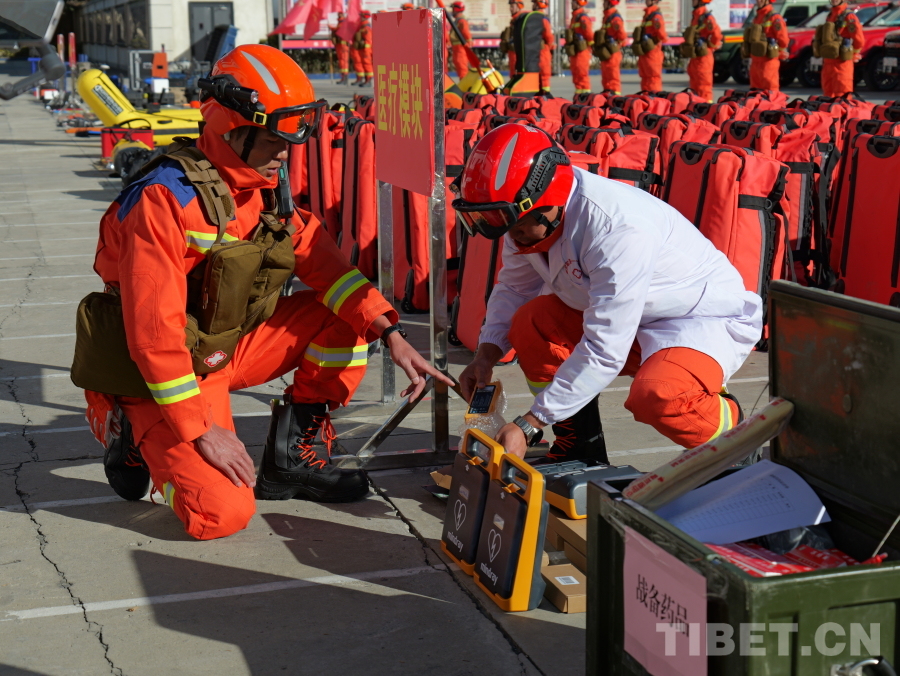 圖為 抽查自動(dòng)體外除顫?rùn)C(jī) 作者丹增平措.JPG