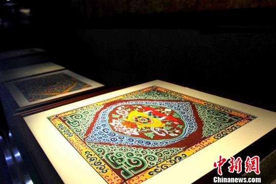圖為藏式建筑傳統(tǒng)圖案?！?zhí)砀?攝