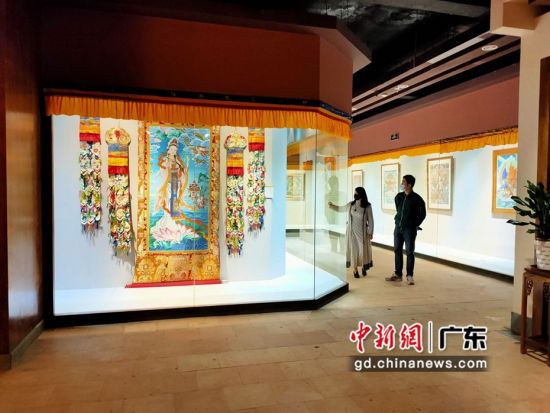 80余幅國家級非遺大師希熱布唐卡作品東莞展出。圖為展出的唐卡作品色澤鮮艷(徐倩 攝)