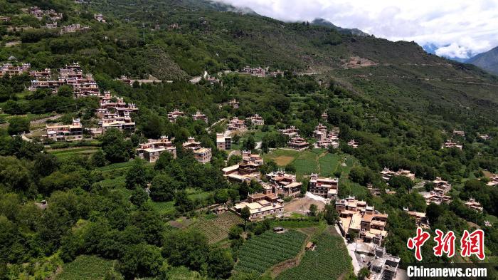 四川丹巴村民洛太的民宿致富夢：“除了好政策，自己更要有干勁”