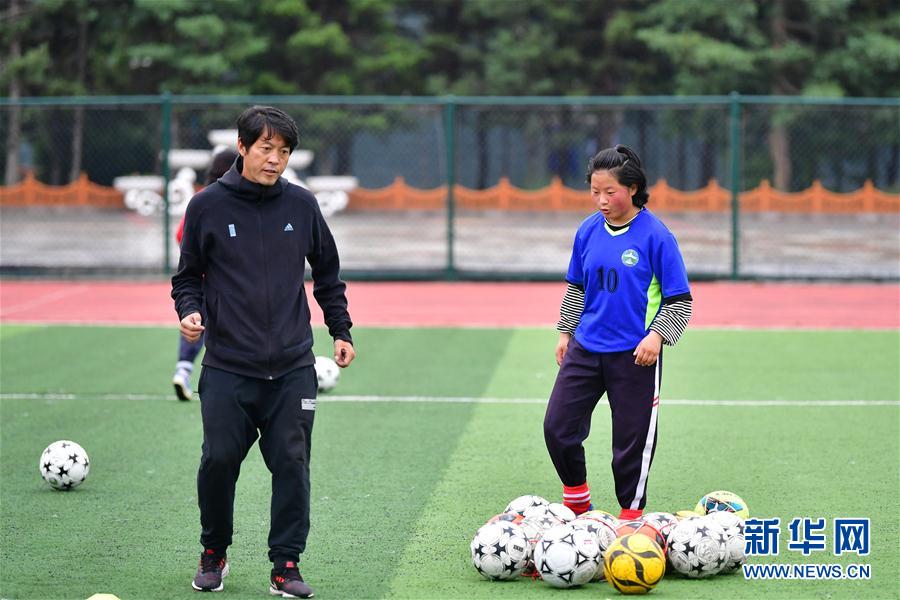 （體育·專題）（17）足球——踢球吧！草原女孩