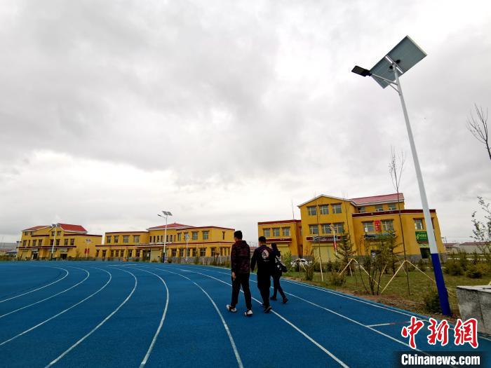 青海草原上的新村落：扶貧政策“照”在我的家，“暖”著我的心