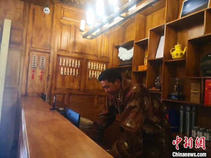 圖為桑杰才讓用電腦處理財務(wù)。　史靜靜 攝