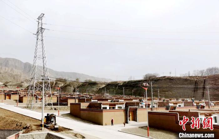 圖為來(lái)玉村易地扶貧搬遷后的新家園。尖宣 供圖