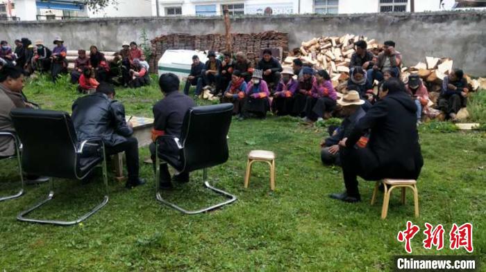 村民接受防火常識(shí)教育。若爾蓋縣林業(yè)和草原局供圖