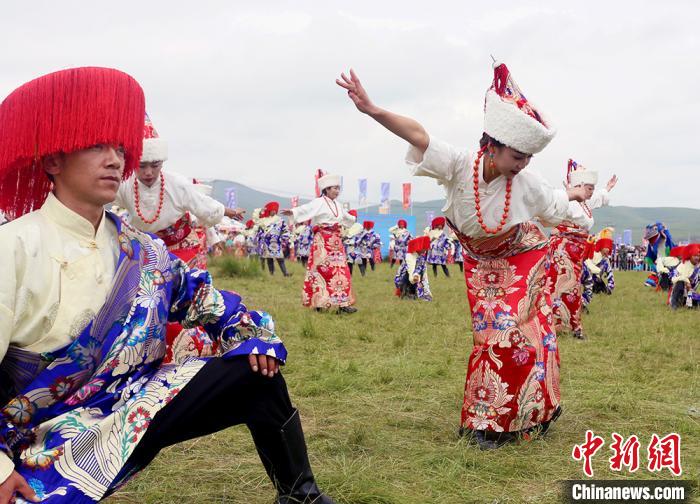 當(dāng)?shù)孛癖姎g慶香浪節(jié)?！「哒?攝