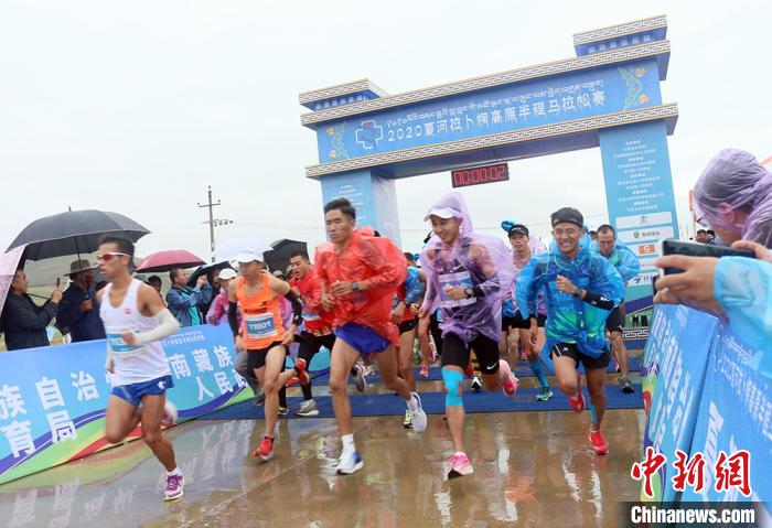 8月23日，拉卜楞高原半程馬拉松在甘加秘境景區(qū)鳴槍開跑?！「哒?攝