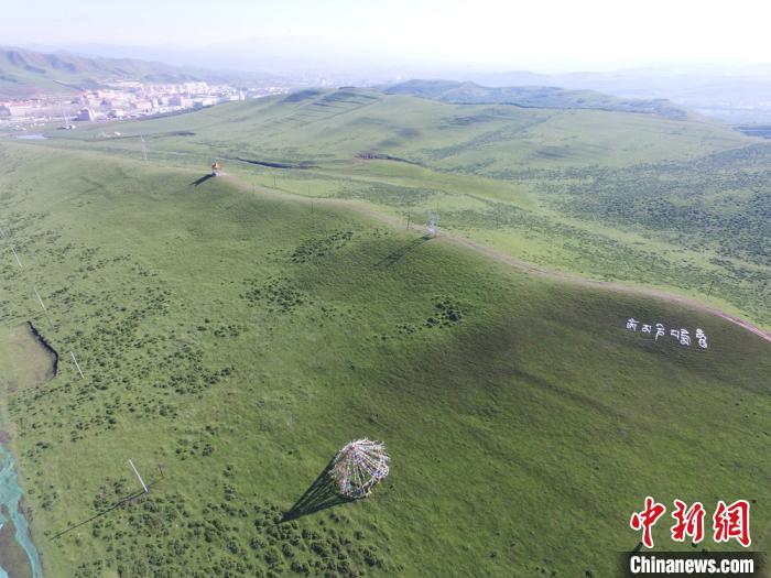 拍攝于2017年6月的甘南當(dāng)周草原。(資料圖) 楊艷敏 攝