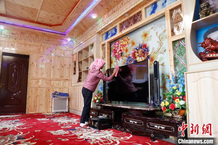 圖為做家務(wù)的項(xiàng)青達(dá)杰妻子?！●R銘言 攝