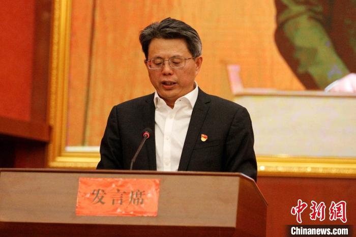 圖為果洛州委常委、副州長、上海市援青聯(lián)絡(luò)組組長馮志勇總結(jié)對口支援十年工作?！」逯菸麄鞑抗﹫D 攝