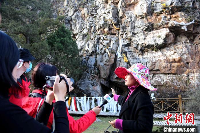 圖為中外媒體在玉樹州玉樹市采訪文旅融合情況?！?zhí)砀?攝