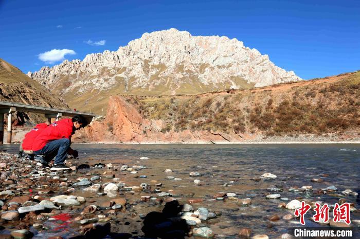 圖為中外記者在雜多縣境內(nèi)的瀾滄江干流采訪當(dāng)?shù)厣鷳B(tài)保護(hù)情況?！?zhí)砀?攝