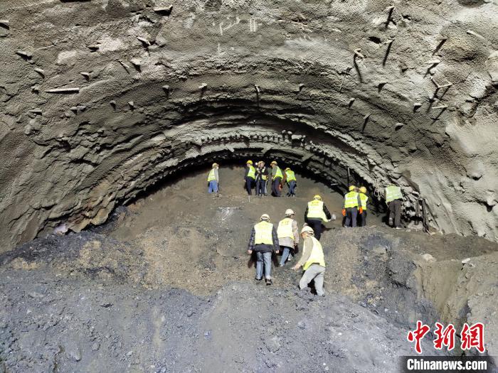 圖為久馬高速查針梁子隧道施工現(xiàn)場(chǎng)?！⊥貔i 攝