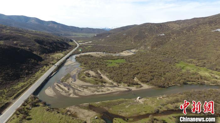 久馬高速沿線地貌。四川交投藏高公司供圖