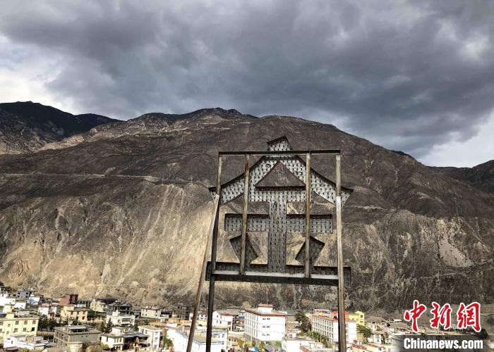 圖為處在山巒腳下的奔子欄。　繆超 攝