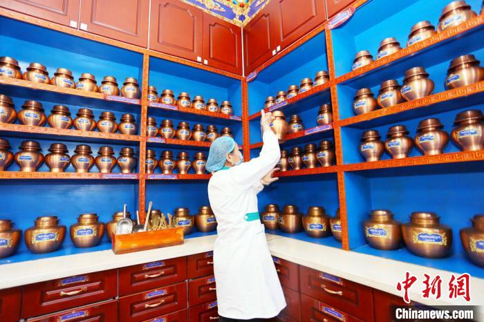 近年來，夏河縣藏醫(yī)醫(yī)院在基礎(chǔ)設(shè)施、醫(yī)療服務(wù)、業(yè)務(wù)拓展、人才梯隊(duì)、制度建設(shè)等都發(fā)生了巨大變化。　高展 攝