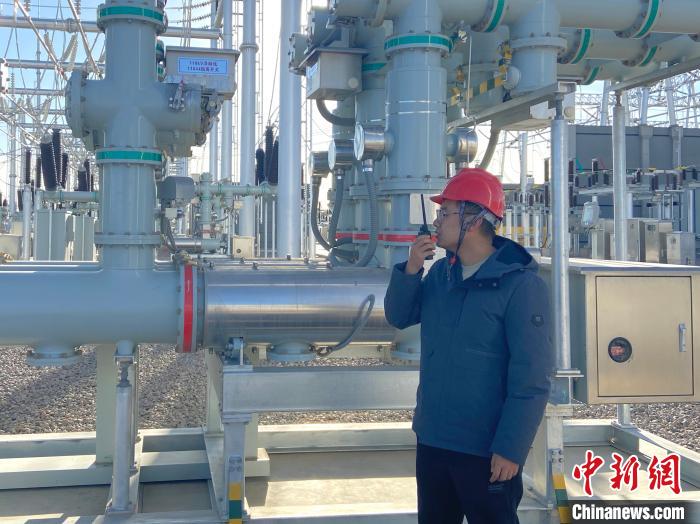 圖為國網(wǎng)青海檢修公司專業(yè)人員在沙柳變電站驗(yàn)收設(shè)備?！√岂?攝