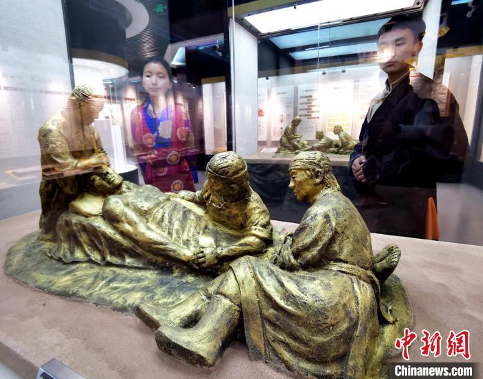 圖為模擬的藏醫(yī)眼科手術(shù)場景?！?zhí)砀?攝