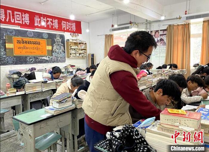 學(xué)生在免費(fèi)輔導(dǎo)班上課?！∧岈敵?攝