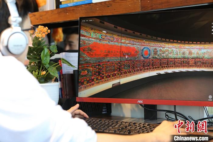 2月23日，青海西寧，市民利用VR瀏覽長達608米的《中國藏族文化藝術(shù)彩繪大觀》。農(nóng)歷辛丑牛年新年“巧遇”藏歷鐵牛新年，青海高原農(nóng)牧民特別是生活在城市的藏族民眾，正享受從“流口水”的糌粑到“鎮(zhèn)館之寶”VR體驗的味覺、視覺“大餐”之變。<a target='_blank' ><p  align=