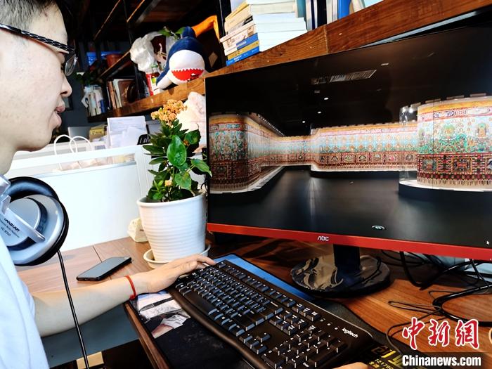 2月23日，青海西寧，市民利用VR瀏覽長達608米的《中國藏族文化藝術(shù)彩繪大觀》。農(nóng)歷辛丑牛年新年“巧遇”藏歷鐵牛新年，青海高原農(nóng)牧民特別是生活在城市的藏族民眾，正享受從“流口水”的糌粑到“鎮(zhèn)館之寶”VR體驗的味覺、視覺“大餐”之變。<a target='_blank' ><p  align=